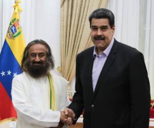 Nicolás Maduro, presidente de Venezuela se refirió a las rondas de diálogo entre sus representantes y la oposición como 'muy auspiciosas'. Lo hizo durante un encuentro con el líder espiritual sri sri ravi shankar. Foto AFP