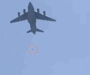 Momento en que las personas caen del avión. Captura de video.