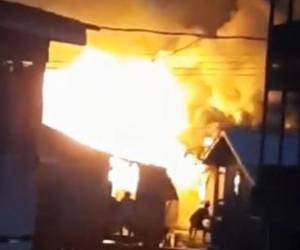 Pobladores de la zona unieron esfuerzos para intentar controlar la furia de las llamas.