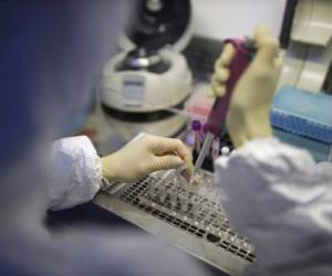 Un cientÃ­fico maneja equipos para pruebas de coronavirus en un laboratorio en Krasnodar, Rusia, el 4 de febrero del 2020. (AP Photo)