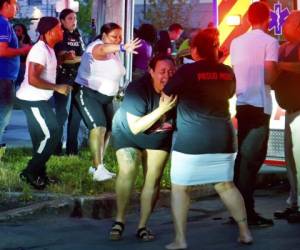 Una mujer llora mientras trabajadores de emergencias suben a personas heridas a las ambulancias despuÃ©s de una balacera en una fiesta el sÃ¡bado 20 de junio de 2020, en Syracuse, Nueva York. (Ellen M. Blalock/Syracuse Post-Standard vÃ­a AP)