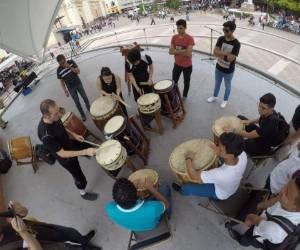 El grupo Taiko Project causó sensación en la Plaza Central.