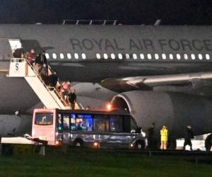 Otro de los países que evacuaron personas fue Inglaterra. En esta imagen, los pasajeros repatriados desde Afganistán, desembarcan de un avión RAF Airbus KC2 Voyager, después de aterrizar en RAF Brize Norton, en el sur de Inglaterra, el 17 de agosto de 2021. Foto: AFP
