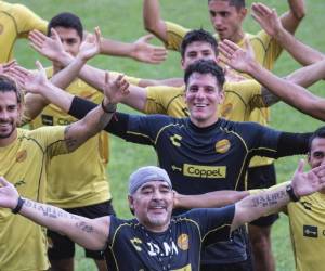 Maradona estuvo en la cancha con sus jugadores por primera vez el martes 11 de septiembre. Foto: AFP