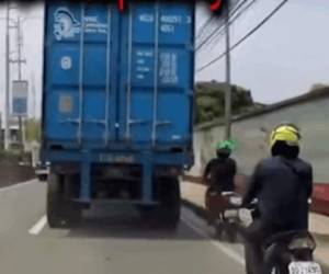 Las llantas del pesado vehículo le pasaron por encima de la cabeza al hombre, no obstante, este se salvó gracias a la dureza de su casco protector.