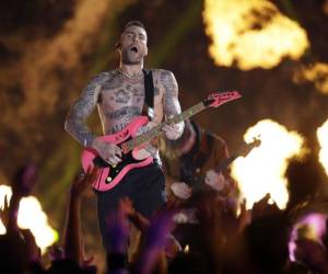 Adam Levine sobre el escenario del Mercedes Benz Stadium de Atlanta en el show de medio tiempo en el Super Bowl 53. (AP)