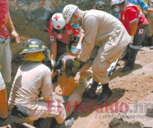 Miguel Espinoza fue rescatado por miembros del Cuerpo de Bomberos, Policía y Cruz Roja, pero no sobrevivió. Foto: El Heraldo