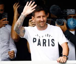 A su llegada a París, Messi saludó a los fanáticos del PSG.
