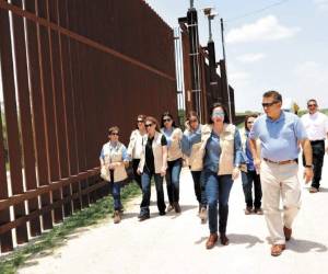 La primera dama encabezó el recorrido por la zona del Valle de Río Grande, en McAllen, Texas, y verificó la situación de los menores.