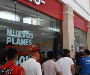 Algunos aficionados dejaron de último momento la compra del boleto para ir a ver a Ronaldinho Gaúcho (Foto: Edgar Witty/OPSA)