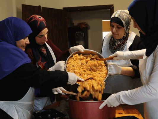 All 400 of Live Love Recycle’s e-bike couriers are Syrian, and the project also employs around 20 women from vulnerable communities to prepare meals for the team members.