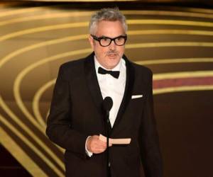 Alfonso Cuarón mientras brindó su discurso al ganar la categoría Mejor Director. Foto AFP