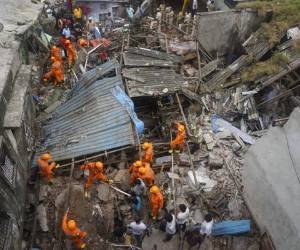 Rescatistas buscando sobrevivientes tras el derrumbe de un edificio residencial en Bhiwandi, en el distrito de Thane, un suburbio de Mumbai, India. Foto: AP
