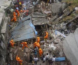 Rescatistas buscando sobrevivientes tras el derrumbe de un edificio residencial en Bhiwandi, en el distrito de Thane, un suburbio de Mumbai, India. Foto: AP