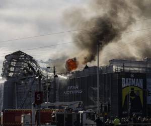 Columnas de humo se elevan desde el histórico edificio de la bolsa de valores de Boersen, que está en llamas en el centro de Copenhague, Dinamarca, el 16 de abril de 2024.