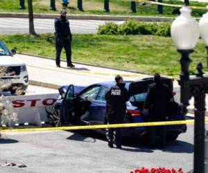 Agentes de la policía del capitolio están junto a un auto cuyo conductor lo estrelló intencionalmente contra una barrera, Washington, viernes 2 de abril de 2021. Foto: AP