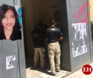 Un equipo de la Agencia Técnica de Investigación Criminal (ATIC) realiza pericias en la jefatura policial donde fue llevada Keyla Martínez y horas después fue retirada ya muerta.