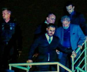 Momento en el que Lula da Silva bajó del avión que lo llevaba hacia Curitiba. (AFP)