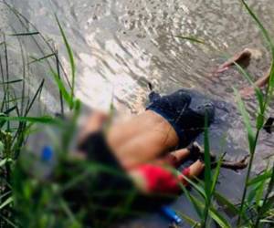 La mayoría de muertes son por ahogamiento en ríos o mares, principalmente en la frontera de México con Estados Unidos. En la imagen aparece un salvadoreño que murió ahogado junto a su hija en el río Bravo cuando intentaban cruzar la frontera a Estados Unidos. Foto: Agencia AFP