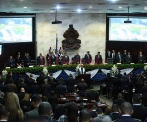 Momento en el que el sacerdote Orvin David Morales Montoya dirigía la oración en el Congreso Nacional de Honduras. (Foto: Emilio Flores / EL HERALDO)