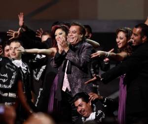 En esta foto del 5 de noviembre del 2009, Juan Gabriel canta en la 10ma entrega anual de los Latin Grammy en Las Vegas. Agencia AFP.