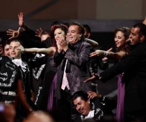 En esta foto del 5 de noviembre del 2009, Juan Gabriel canta en la 10ma entrega anual de los Latin Grammy en Las Vegas. Agencia AFP.