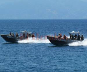 Elementos de la Fuerza Naval de Honduras en altamar.