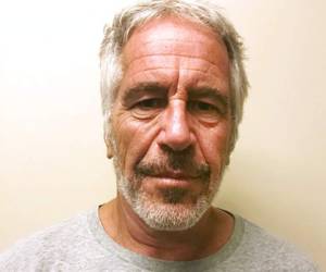 Jeffrey Edward Epstein ​ fue un financiero estadounidense, conocido por ser señalado por supuesto tráfico de menores en el mundo de élite.