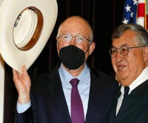 Ken Salazar (izquierda) saluda con el sombrero luego de prestar juramento como el embajador de Estados Unidos en México, el jueves 26 de agosto de 2021, en Denver. (AP Foto/David Zalubowski).
