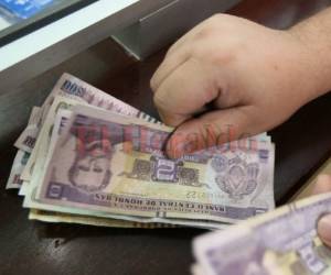 Los billetes que sean rayados con mensajes contra políticos y otros insultos, serán rechazados en el principal sistema bancario nacional.