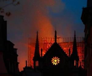 El corazón de París se apagaba este lunes por la noche al ver cómo las llamas abrasaban su queridísima Notre Dame. La catedral celebrada por Victor Hugo, una de las más grandes de Occidente, es desde sus orígenes uno de los monumentos más emblemáticos de la ciudad. (AP Foto/Thibault Camus)