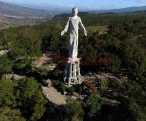 El imponente Cristo de El Picacho se muestra hermoso y resplandeciente en la cima del cerro.