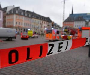 Una calle bloqueada por la policía en Trier, Alemania, el 1 de diciembre. Dos personas murieron y varias resultaron heridas al entrar un automóvil en una zona peatonal. Foto: AP.