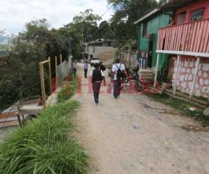 Los habitantes de la colonia La Soledad tienen miedo de otro invierno, pues las casas no están al mismo nivel de la calle de tierra. Además, dudan si la vía aún pueda soportar tanta agua. Foto: Efraín Salgado/EL HERALDO