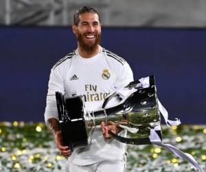 El defensor español del Real Madrid Sergio Ramos celebra con el trofeo después de ganar el título de la Liga después del partido de fútbol de la Liga española entre el Real Madrid CF y el Villarreal CF en el estadio Alfredo di Stefano en Valdebebas, en las afueras de Madrid, el 16 de julio de 2020.