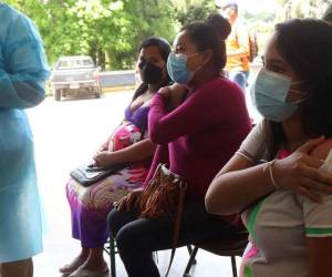 Las mujeres que están entre la semana 26 y 37 de gestación deben acudir a los centros de salud para aplicarse la vacuna para proteger al bebé de la tos ferina.