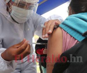 Las autoridades de Salud instan a los hondureños a iniciar o completar el esquema de vacunación que aplique para su edad.