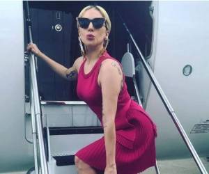 La cantante encantó a seguidores con hermosas fotos en la playa.