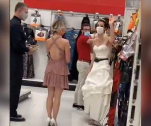 La novia llegó junto a un pastor y la dama de honor al trabajo de su novio.