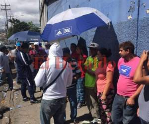 Los aficionados han llegado junto con revendedores por las entradas para la final.