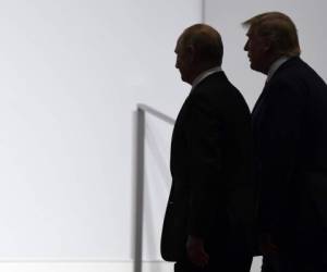El presidente estadounidense Donald Trump y el presidente ruso Vladimir Putin caminan para posar para una foto en la cumbre del G20 en Osaka, Japón. Foto: Agencia AP.