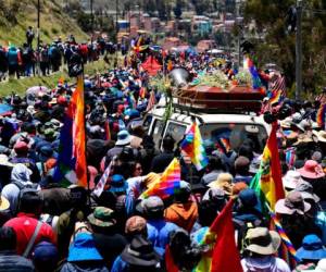 Este jueves miles de personas comenzaron a descender desde El Alto hacia La Paz, ciudades separadas por pocos kilómetros, con los féretros de cinco de los ocho muertos que dejó el martes un operativo de las fuerzas militares y policiales en inmediaciones de Senkata, una planta de distribución de combustibles. AFP.