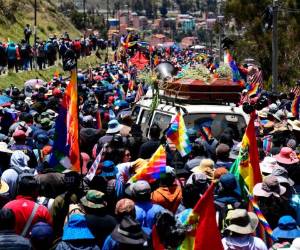 Este jueves miles de personas comenzaron a descender desde El Alto hacia La Paz, ciudades separadas por pocos kilómetros, con los féretros de cinco de los ocho muertos que dejó el martes un operativo de las fuerzas militares y policiales en inmediaciones de Senkata, una planta de distribución de combustibles. AFP.