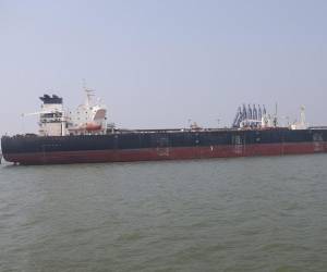 Petroleros fueron obligados a retirarse del estrecho de Ormuz tras advertencias de las Fuerzas Armadas de Irán en medio de la tensión regional.