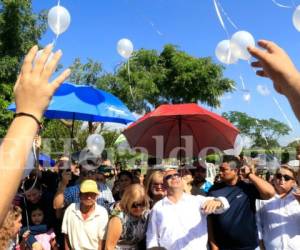 Durante el entierro se lanzaron globos blancos al aire en honor al fallecido periodista de HCH Igor Padilla. Foto: El Caliche