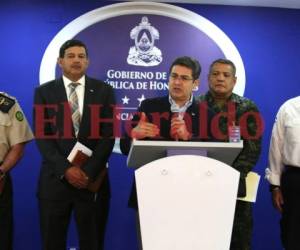 El presidente Juan Orlando Hernández, en conferencia de prensa junto a los miembros del Consejo de Defensa y Seguridad, anunció la creación de la Fuerza Nacional Antimaras y Pandillas.