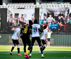 El duelo de Super League entre AGF y Randers FC en el Ceres Park en Aarhus, Dinamarca, fue transmitido en vivo y los fanáticos formaron parte.