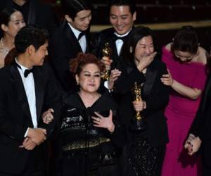 El productor de 'Parasite', Kwak Sin-ae, junto con el elenco y el equipo, aceptan el premio a la Mejor Película por 'Parasite' durante los 92o Oscars en el Dolby Theatre de Hollywood, California. Foto: Agencia AFP.