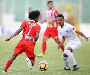 Miguel Valerio del Vida en acción con Bayron Méndez del Olimpia. Foto: David Romero / El Heraldo.