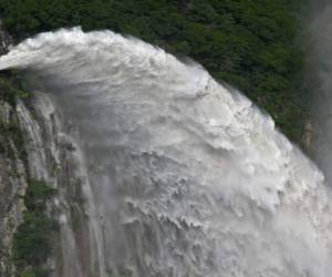 La Represa Hidroeléctrica General Francisco Morazán, mejor conocida como “El Cajón”, registró descargas antes de que la tormenta tropical Iota llegara al país, pues había alcanzado los niveles más altos de su capacidad con el fenómeno Eta.